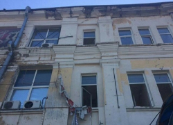 Здание бывшей обувной фабрики в центре Шахт находится в аварийном состоянии