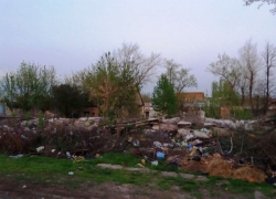 Старый барак превратили в свалку в Шахтах