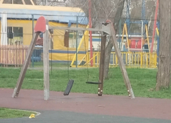 Сломанные качели, разбросанные ветки, отсутствующие туалеты — так шахтинцы комментируют городской парк 