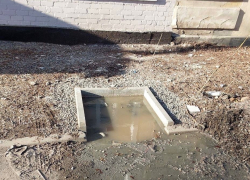 Дом престарелых в Шахтах затапливают канализационные стоки 