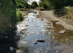 Две недели вода заливает улицу в поселке 20 лет РККА в Шахтах