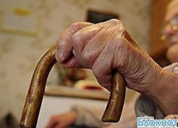 В Шахтах ограбили пенсионерку