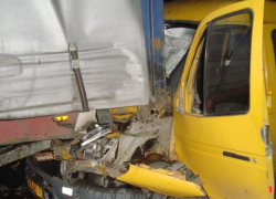 Возле Шахт «Газель» врезалась в припаркованный МАЗ