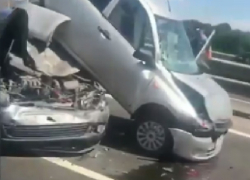 В страшной аварии под Шахтами «Лада Гранта» залетела на крышу «Гольфа» 