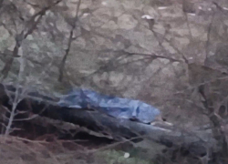 Странный мужчина живет на трубах в поселке Майский в Шахтах