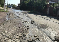 Текущая вода размывает улицу Текстильную в Шахтах