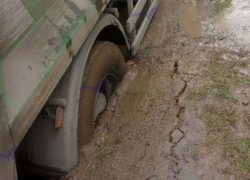 Мусоровоз застрял в размокшей земле из-за утечки воды в Шахтах 