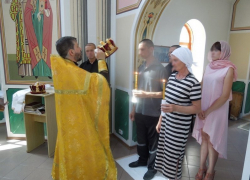 Совет да любовь! В шахтинской колонии заключенный впервые обвенчался со своей женой