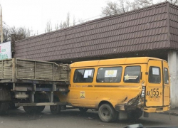 Пассажирская «Газель» попала под грузовик в Шахтах