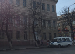 Подозрительный фонарик обнаружили в центре Шахт