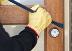  Дом жительницы Шахт обворовали на 300 000 рублей