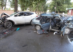 В Шахтах лоб в лоб столкнулись «девятка» и «Ниссан»