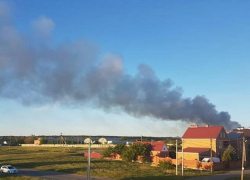 Поселок Каменоломни под Шахтами окутал черный дым - горела свалка