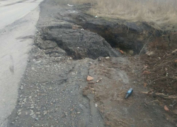 Разваливается дорога между поселками Фрунзе и Аюта в городе Шахты