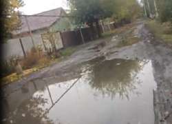 Месяц течет питьевая вода на улице Тынянова в Шахтах