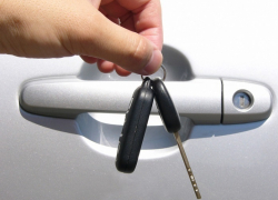 Шахтинец под видом покупателя украл три автомобиля