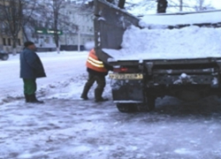 Очищать более чем 800 км городских дорог в Шахтах вышли 8 единиц спецтехники