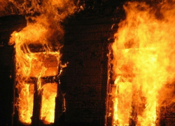 В Новошахтинске сгорел дом на улице Одесской