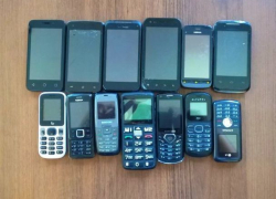 Алкоголь и 13 мобильных телефонов пытались перебросить шахтинцы в колонию