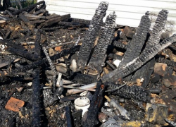 В Шахтах при пожаре полностью сгорела хозяйственная постройка