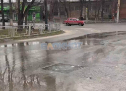 Центральную улицу города Шахты топит канализация 