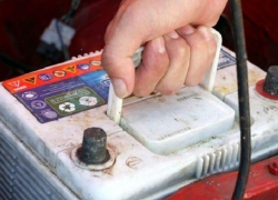 За ночь из автомобиля украли два аккумулятора в Шахтах