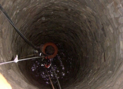 В 10 метровый колодец с ледяной водой провалился мужчина под Шахтами