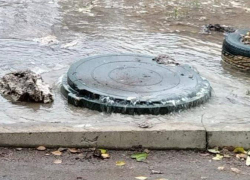 Из аварийного люка несколько дней льются канализационные стоки в Шахтах