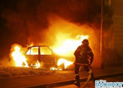 В Каменске-Шахтинском в гараже сгорел автомобиль ВАЗ-2199