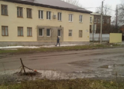 Шахтинец провалился в открытый люк в центре города 
