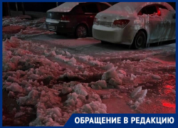 «Машины вмерзли в глыбы льда, отбивали молотками»: жители Шахт пожаловались на порыв воды в центре города