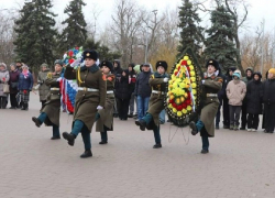 В Александровском парке возложили цветы к подножию Памятного знака  военнослужащим, погибшим в локальных войнах