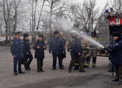 Отличная возможность полить из брандспойта учителей, одноклассников и самих пожарных