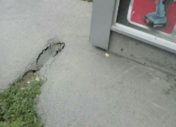 В ямке на пешеходной дорожке застревают дети и падают велосипедисты в Шахтах