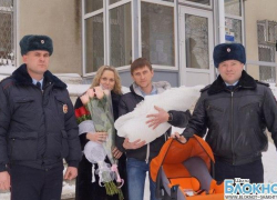 Полицейский вручили детское автокресло родителям новорожденной, попавшим в затор на трассе 