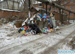 Шахты обрастают горами мусора