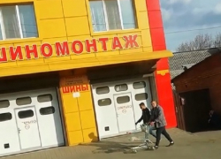 Прогуляться с тележкой для покупок по Шахтам решили двое парней