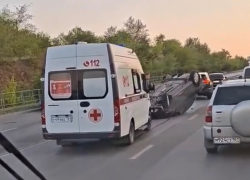 Легковушка попала в яму на дороге и перевернулась в Шахтах