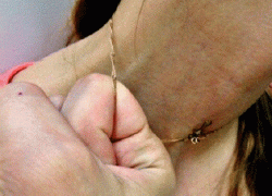 С шахтинки в аптеке сорвали золотую цепочку стоимостью около 30 тысяч рублей