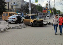 Иномарка влетела в ограждение и оказалась на тротуаре в центре Шахт