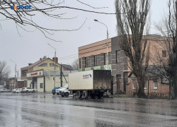 В одном из центральных переулков города запретили стоянку грузового транспорта