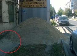 По проезжей части вынуждены идти шахтинцы в переулке Донском
