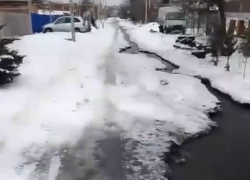 Четыре года продолжается проблема с утечкой канализации на улице Станиславского в Шахтах