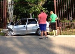 ВАЗ в Шахтах снес ограждение в Александровском парке
