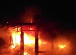 В Шахтах на проспекте Победы Революции загорелся торговый павильон