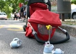 Пьяный водитель сбил на тротуаре коляску с малышом и бабушку в Шахтах