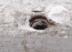 В центре Шахт на тротуаре открытый люк представляет опасность для пешеходов