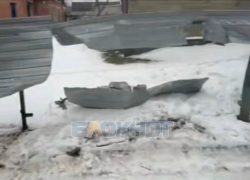 Мусоровоз снес забор в частном секторе из-за порыва воды на дороге в Шахтах