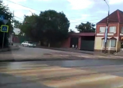 Несколько дней течет вода по улице Шишкина в Шахтах 