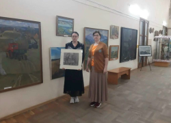 Шахтинка Наталья Сайбаталова передала музею картину из своей коллекции